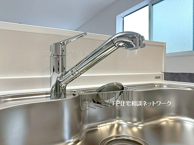 【浄水器内蔵一体型水栓】浄水器を内蔵したキッチン水栓。お米を研いだり、野菜を洗ったりするときなど用途に応じてワンタッチで浄水に切り替えが可能です。カートリッジ式なので、フィルターを簡単に交換する事が出来ます。