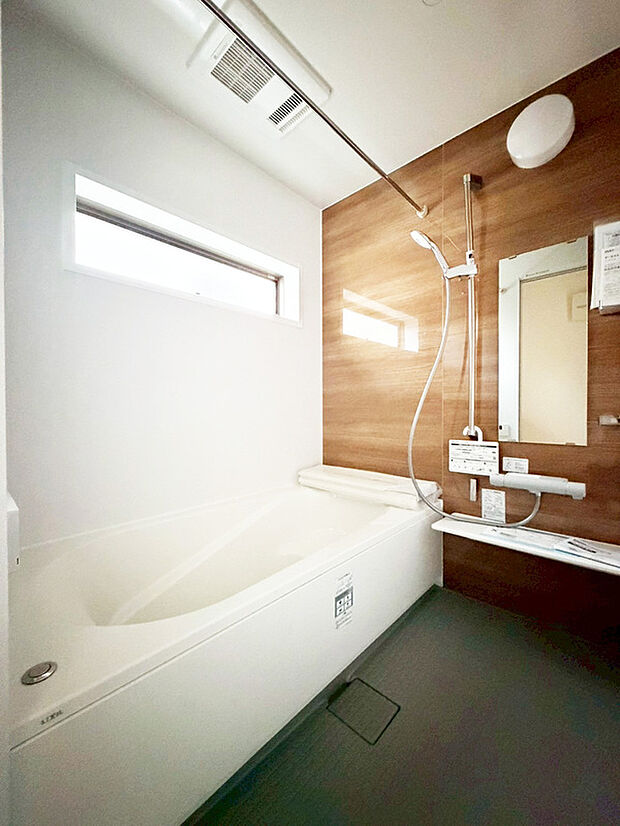 【1坪ユニットバス】ユニットバスはゆったりとくつろげる1坪タイプ。足までしっかりと伸ばせる浴槽は、心身ともにしっかりと疲れを癒してくれます。これだけ広ければ家族みんなで一緒にバスタイムを楽しめます。