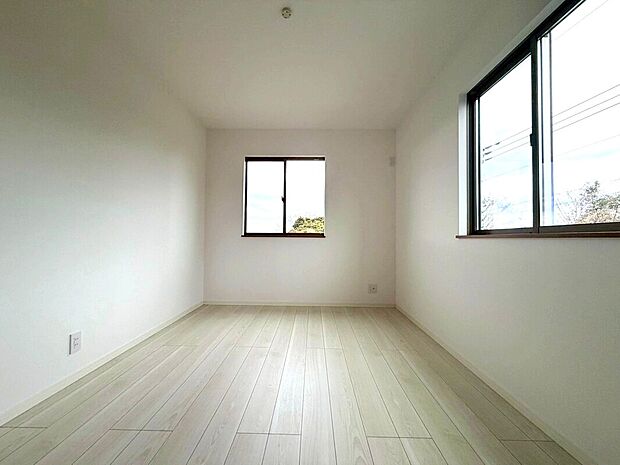 【Low-e複層ガラス】2枚のガラスの間に空気層が設けられ、ペアガラスの中でも特に遮熱性に優れているガラスです。日射熱を6割程度カットしてくれるので、真夏の室温上昇を防ぎます。冷房効率と室内熱中症対策に効果あり！