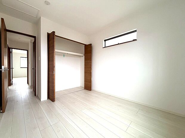 【4室のお部屋は全居室収納付き】全居室に大型の収納クローゼットを完備。普段使いのお洋服や小物はもちろん、季節物のお洋服などもしっかりと整理整頓出来ます。居室空間を隅々まで使えるのが嬉しいですね。（1号棟）