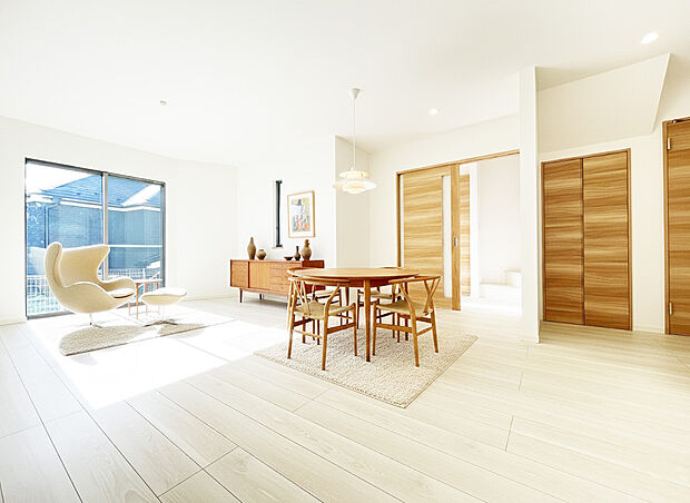 【20帖超えの広々LDK～13号棟】本画像はAIがCGで家具作成しており、実際の現地に家具は設置されておりません。また、販売価格に家具等は含まれておりません。