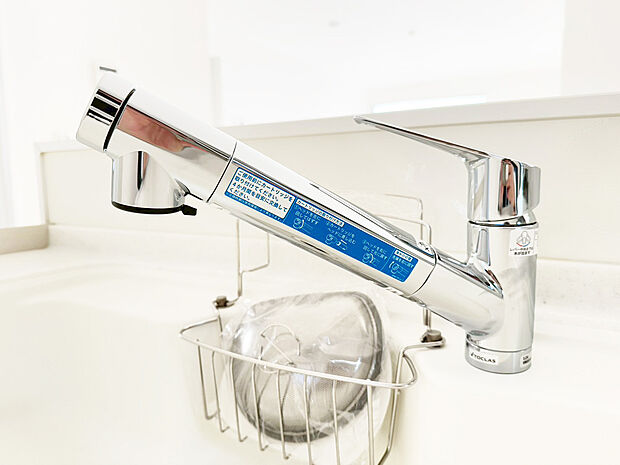 【浄水器内蔵一体型水栓】浄水器を内蔵したキッチン水栓。お米を研いだり、野菜を洗ったりするときなど用途に応じてワンタッチで浄水に切り替えが可能です。カートリッジ式なので、フィルターを簡単に交換する事が出来ます。