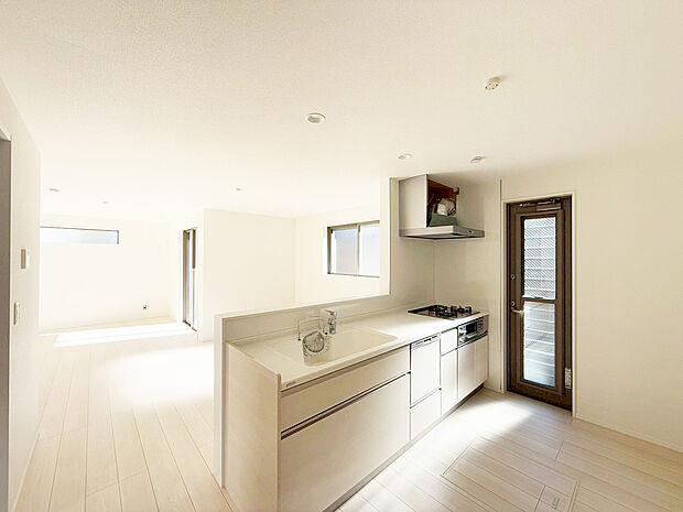 【空間の広がりを感じられるオープンな対面キッチン】リビングを見渡せる対面式キッチンは、ご家族との会話もできて毎日のお料理が楽しくなります。リビングで遊ぶお子様にも目が届くので安心して家事が出来ますね。