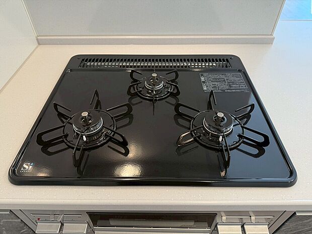 【3口ガスコンロ】慣れている方も多く、火力が目に見えるため、使いやすいという方も多い、3口のガスコンロ仕様です。新生活に伴い、鍋を買い換える必要がない世帯も多く、使い慣れた道具をそのまま使えます。