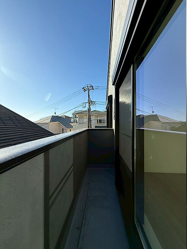 【ペアガラス】遮音性に効果のある複層ガラスを採用！騒音は空気を伝わる音で、ほとんどが窓から漏れているのです。1枚3mm程度のガラスが2枚になり、さらに空気層を挟めば効果あり！