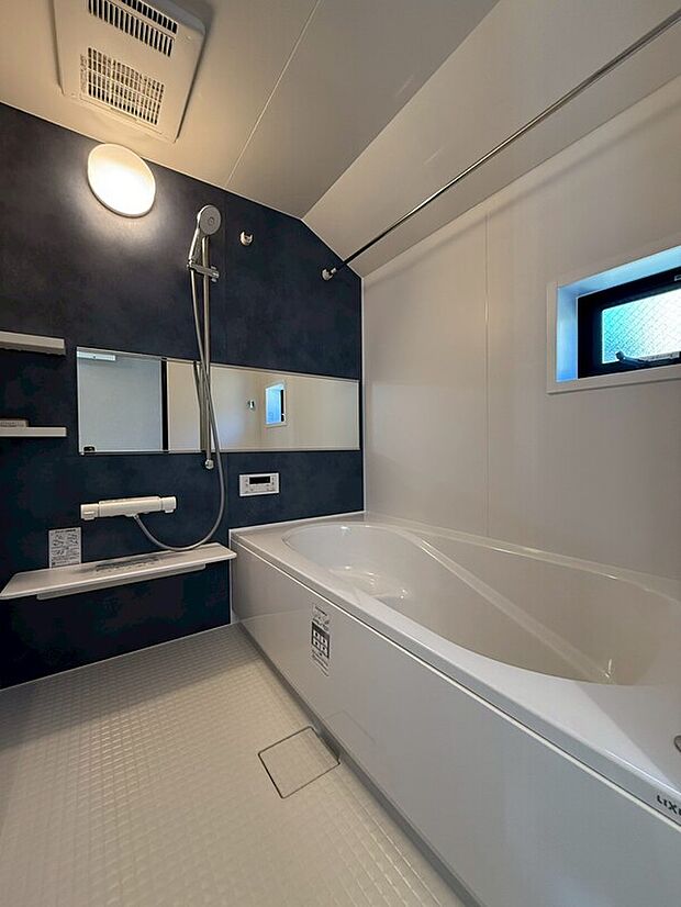 【浴室換気乾燥暖房機】雨の日や湿気の多い梅雨時期など、洗濯物が乾き難い時期に重宝する浴室換気乾燥機。乾燥機能だけではなく、冬場の浴室内の寒暖差を緩和する暖房機能も標準装備。ヒートショック対策に一役買います。