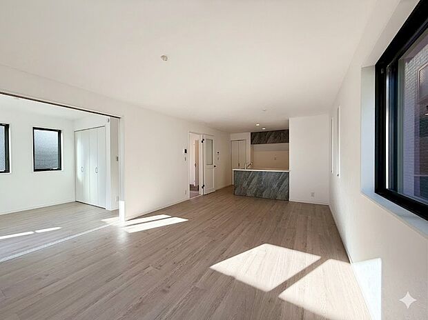 【開放感溢れるリビング】大切な家族が集まるからこそLDKにはこだわりたい。日当たりのよい広いＬＤＫを、子供たちが元気に走り回っている姿を見た時「広い家にして良かった」と思う。
