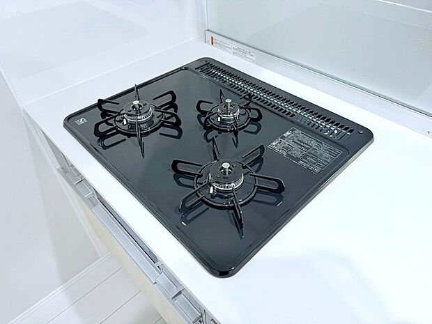 【三口ガスコンロ】慣れている方も多く、火力が目に見えるため、使いやすいという方も多い、3口のガスコンロ仕様です。新生活に伴い、鍋を買い換える必要がない世帯も多く、使い慣れた道具をそのまま使えます。