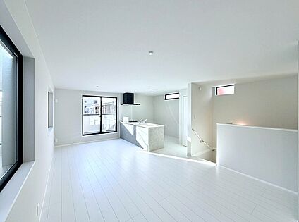 大きな窓から光が降りそそぐ広々ＬＤＫ