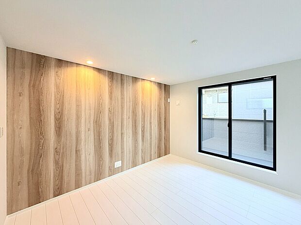 【アクセントクロスがお洒落なリビング】リビングの壁の一部にアクセントを取り入れ、ナチュラルモダンな空間に。インテリアとの相性も良さそう。