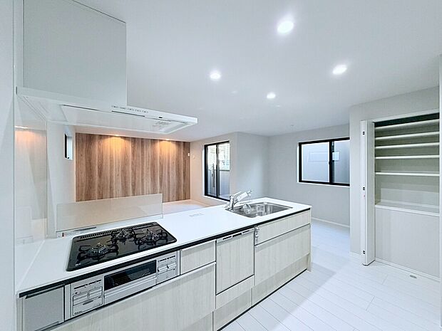 【空間の広がりを感じるオープンキッチン】リビングに降り注ぐ明るい陽射しがそのままキッチンにも柔らかく降り注ぐ明るい印象のキッチン廻り。リビングとキッチンの間に壁を設けてないフルオープンタイプですので、空間に一体感を感じられます。