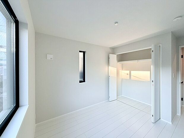 【2面採光・クローゼット付きの洋室】光を取り込みやすい2面採光の居室は日当たり良好です。クローゼットの完備で収納スペースも十分。学習デスクやベッドの配置もラクラクです。