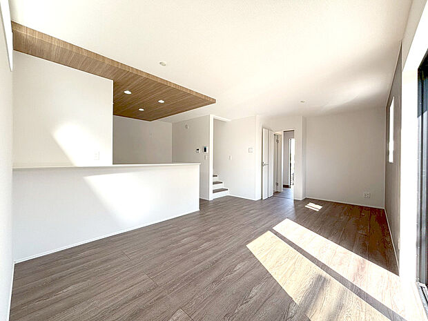 【大きな窓から光が降りそそぐ床暖房付きリビング】ＬＤＫのメインとなる大きな掃き出し窓からは、暖かい陽射しが長い時間射し込みます。足元から体を温めてくれる床暖房付きで、家族が自然と集まるリビングになりそうです。