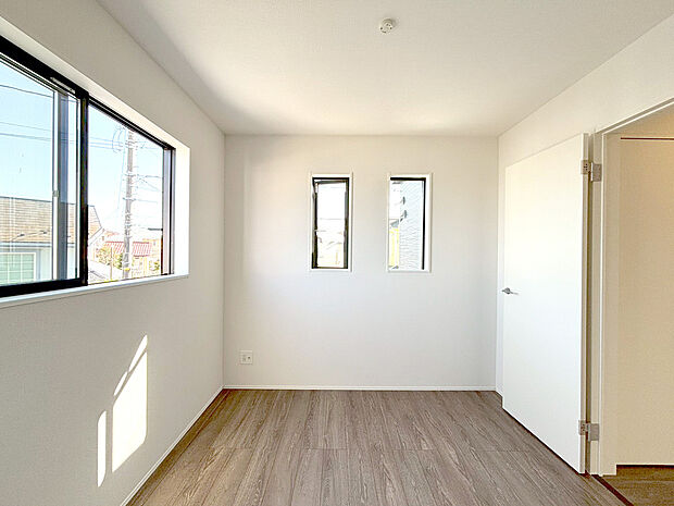 【2面採光・クローゼット付きの洋室】光を採り込みやすい二面採光の居室は陽当たり良好。クローゼット収納は普段着やスーツ、コート類などもしっかり掛けられます。収納ボックスもそのまましまえて部屋がスッキリしますね。
