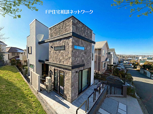 【高級感溢れる外観デザイン】一級建築士が手掛けた空間にふさわしく、重厚感あふれるストーンタイルを贅沢にレイアウト。光の角度や視点によって表情を変え、時の流れとともに異なる美しさを魅せる上質なデザインです。