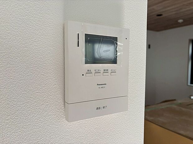 【モニター付きインターホン】モニター付インターホンが標準仕様です。戸建暮らしだと、集合住宅に比べ、より不安になりがちな防犯面、目で確認できるからあんしんです。