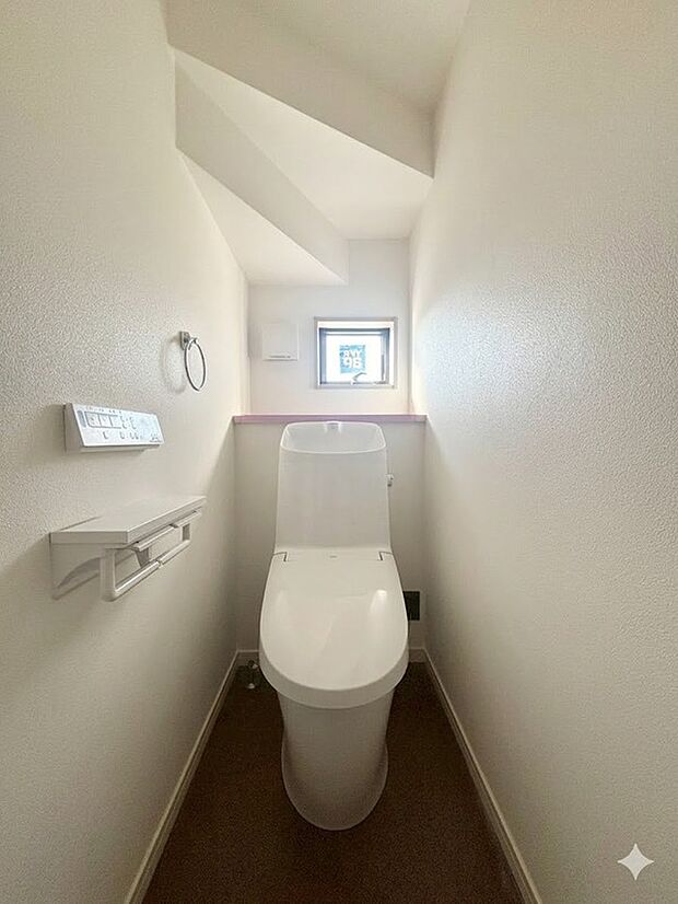 【24時間換気システム】空気が家の中にこもってしまうとシックハウス症候群になってしまう危険性があります。この対策として、家の中の空気が循環するように計画的な換気を行ってくれます。