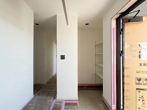 【シューズインクローゼット付き玄関】大容量のウォークインシューズクローゼットが嬉しい住まい。ご家族全員の靴はもちろん、お子様のおもちゃやベビーカー、ゴルフバック、洗車用品などスッキリまとめて収納できます。
