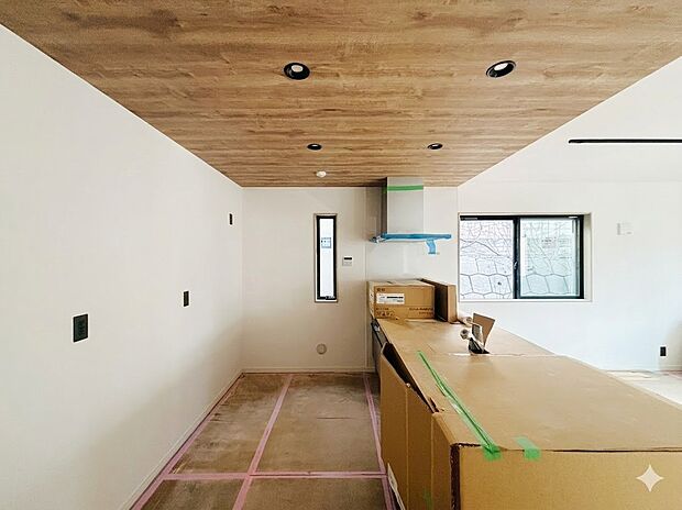 【会話が弾むカウンターキッチン】リビングで遊ぶお子様を見守りながらお料理が出来る対面式カウンターキッチンは、料理をしながらご家族との会話を楽しめます。大切なご家族をいつも身近に感じられ、毎日のお料理も楽しくなりますね。
