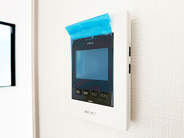 【モニター付きインターホン】モニター付インターホンが標準仕様です。戸建暮らしだと、集合住宅に比べ、より不安になりがちな防犯面、目で確認できるからあんしんです。