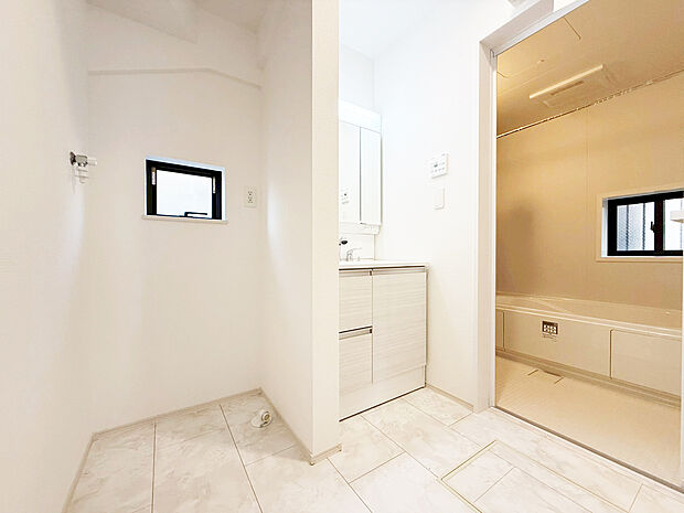 【洗面室・洗面台】鏡の裏に収納棚を確保した三面鏡を採用。化粧品や歯ブラシなどを機能的に収納。また、三面鏡の本当の利点は三枚の鏡を合わせることで、頭の側面や背面が見れること。