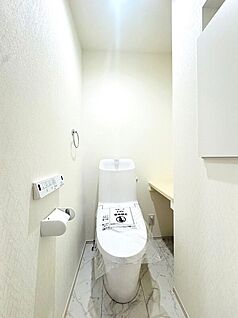 温水洗浄暖房便座機能付きトイレ