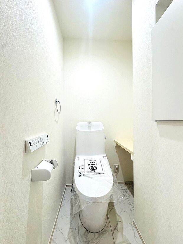 【温水洗浄暖房便座機能付きトイレ】洗浄機能付き便座を標準装備。便座保温機能もあるので寒い季節も安心です。従来型に比べ節水効果があり、お手入れもしやすいので、家計も家事の負担も軽減してくれます。