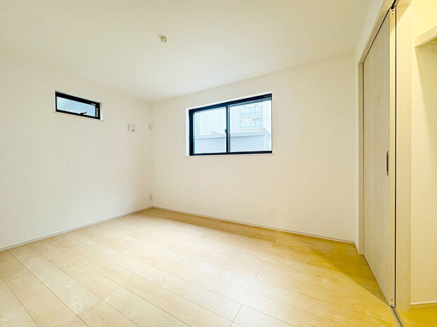 【洋室は全居室収納付き】クローゼット完備で収納スペースも十分。初めてのお子様にとっての「自分の部屋」。学習デスクやベッドの配置もラクラクです。