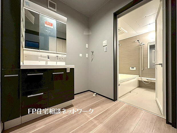 【三面鏡仕様の洗面化粧台を備えた洗面室】ゆとりの洗面スペースで朝の身支度も快適スムーズに。三面鏡で髪のセットやお化粧もストレスなくこなせ、朝から気分良く通勤通学に向かえそうですね!鏡の裏にはたっぷりと収納スペースを標準装備!