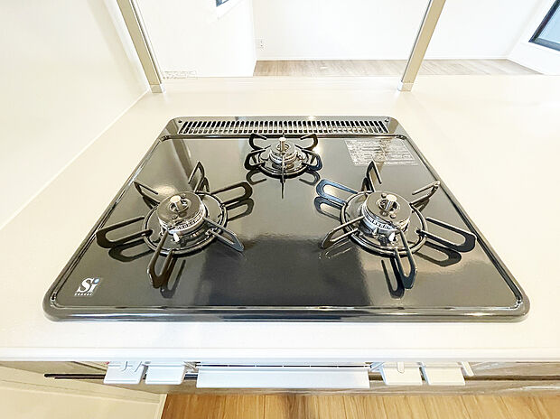 【3口ガスコンロ】慣れている方も多く、火力が目に見えるため、使いやすいという方も多い、3口のガスコンロ仕様です。新生活に伴い、鍋を買い換える必要がない世帯も多く、使い慣れた道具をそのまま使えます。