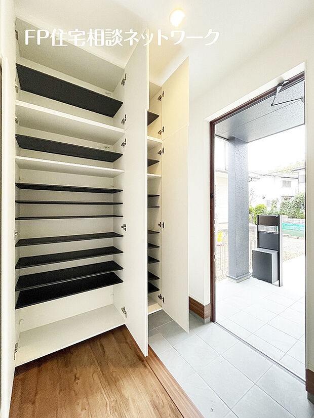 【すっきり片付く玄関】散らかりがちな玄関をスッキリと保てる玄関収納。落ち着いた雰囲気の色目が、室内のカラーやデザインと調和しています。