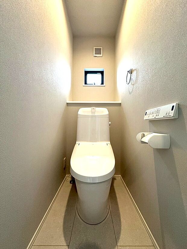 【温水洗浄暖房便座機能付きトイレ】洗浄機能付き便座を標準装備。便座保温機能もあるので寒い季節も安心です。従来型に比べ節水効果があり、お手入れもしやすいので、家計も家事の負担も軽減してくれます。