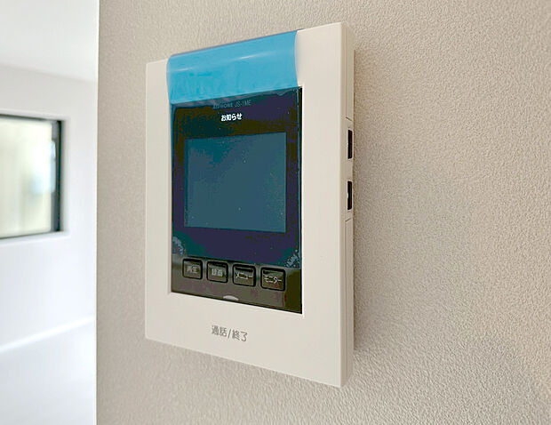 【TVモニター付きインターホン】来訪者を目で確認できるTVモニター付きインターホン。直接顔を会わせなくてもインターホン越しに会話することができます。人と対面するのに注意が必要なこの時代に必須の設備ですね。