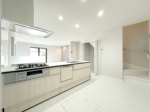 【ご家族のコミュニケーションを育む対面キッチン】リビングで遊ぶお子様を見守りながらお料理が出来る対面キッチンは、料理をしながらでもご家族との会話を楽しめます!大切なご家族をいつも身近に感じられ、毎日のお料理も楽しくなりますね!