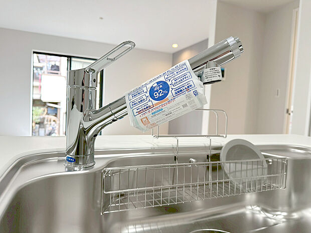 【浄水器内蔵一体型水栓】浄水器を内蔵したキッチン水栓。お米を研いだり、野菜を洗ったりするときなど用途に応じてワンタッチで浄水に切り替えが可能です。カートリッジ式なので、フィルターを簡単に交換する事が出来ます。