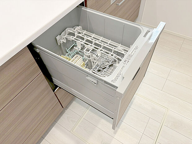 【食器洗浄乾燥機】手間をかけずに食後の後片付けができる食器洗浄乾燥機。食器の出し入れがスムーズなスライドタイプ。高温で洗うのでしつこい油よごれもすっきり落ち、除菌もできます。また手洗よりも節水でき、節約にもなります。