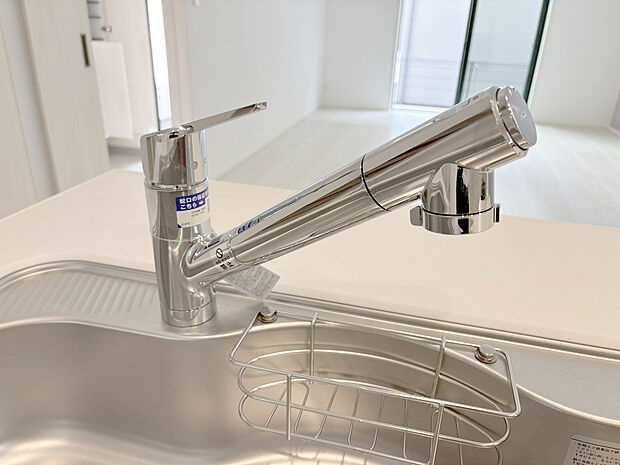 【浄水器内蔵一体型水栓】浄水器を内蔵したキッチン水栓。お米を研いだり、野菜を洗ったりするときなど用途に応じてワンタッチで浄水に切り替えが可能です。カートリッジ式なので、フィルターを簡単に交換する事が出来ます。