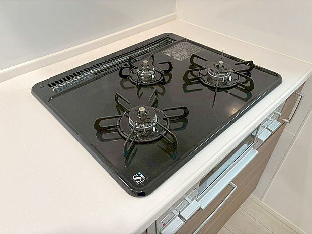 【三口ガスコンロ】慣れている方も多く、火力が目に見えるため、使いやすいという方も多い、3口のガスコンロ仕様です。新生活に伴い、鍋を買い換える必要がない世帯も多く、使い慣れた道具をそのまま使えます。