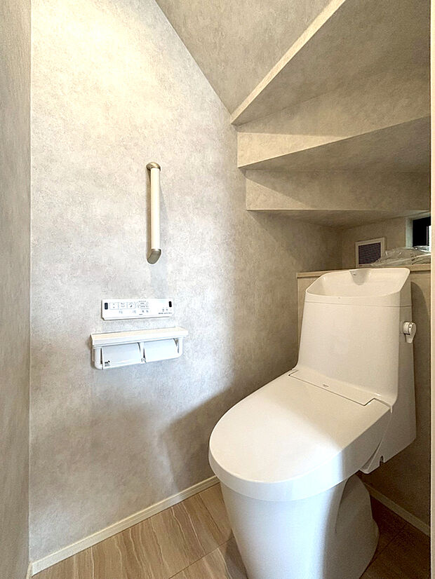【温水洗浄暖房便座機能付きトイレ】洗浄機能付き便座を標準装備。便座保温機能もあるので寒い季節も安心です。従来型に比べ節水効果があり、お手入れもしやすいので、家計も家事の負担も軽減してくれます。