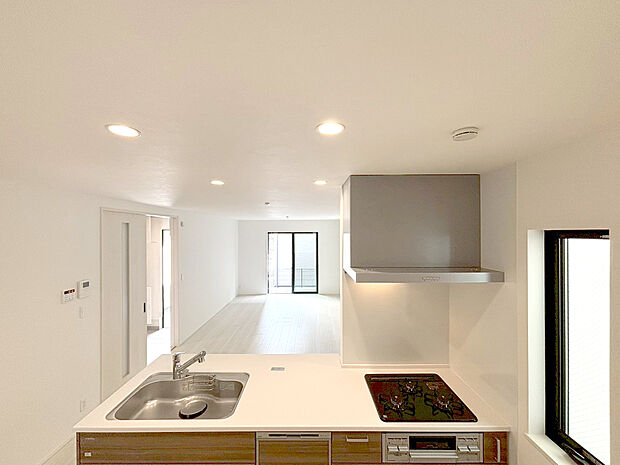 【家族のコミュニケーションが捗る対面キッチン】B号棟～リビングで遊ぶお子様を見守りながらお料理が出来る対面キッチンは、料理をしながらでもご家族との会話を楽しめます！大切なご家族をいつも身近に感じられ、毎日のお料理も楽しくなりますね！