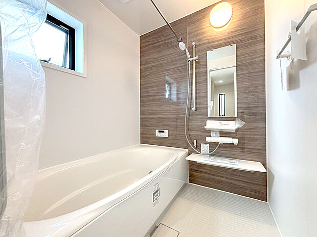 【ゆったり寛げる一坪サイズのユニットバス】B号棟～ユニットバスはゆったりとくつろげる1坪タイプ。足までしっかりと伸ばせる浴槽は、心身ともに疲れを癒してくれます。お子様と一緒の入浴でも充分な広さです。