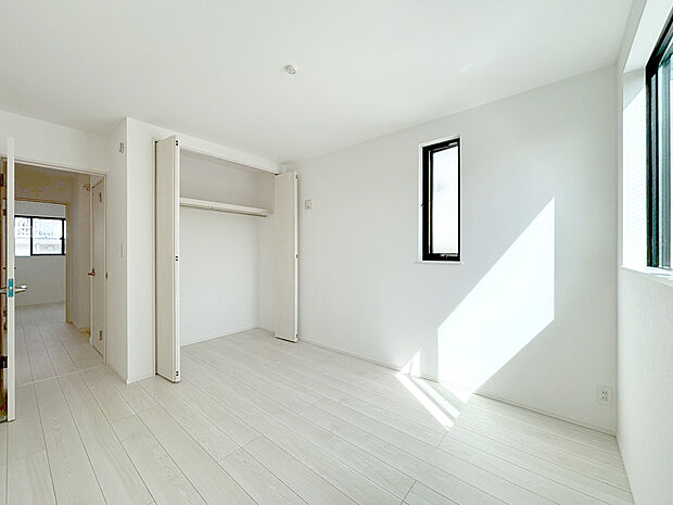 【全居室収納付きの洋室】B号棟～2階は4部屋からなるご家族のプライベートスペース。お子さまの初めてのお部屋も作れそうです。もちろん全居室収納スペースを確保しており、お部屋を広く使えます。