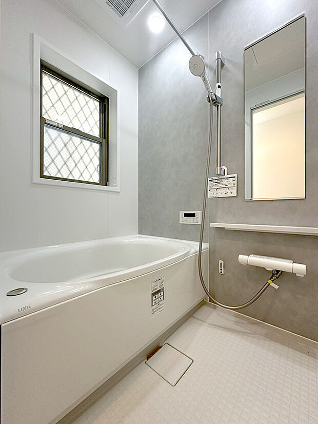 【1坪ユニットバス】ユニットバスはゆったりとくつろげる1坪タイプ。足までしっかりと伸ばせる浴槽は、心身ともにしっかりと疲れを癒してくれます。これだけ広ければ家族みんなで一緒にバスタイムを楽しめます。