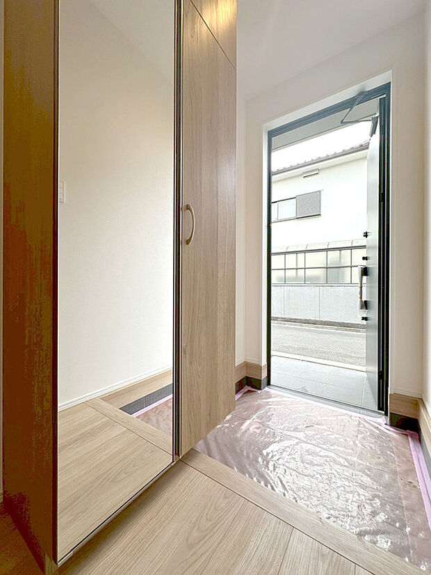 【すっきり片付く玄関】出勤前の身支度チェックに欠かせない姿見を玄関に備え付けました。自分の笑顔をチェックして、気持ちの良い一日の始まり。そんなイキイキとした暮らしが待っています。