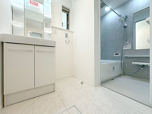 【洗面室・洗面台】鏡の裏に収納棚を確保した三面鏡を採用。化粧品や歯ブラシなどを機能的に収納。また、三面鏡の本当の利点は三枚の鏡を合わせることで、頭の側面や背面が見れること。