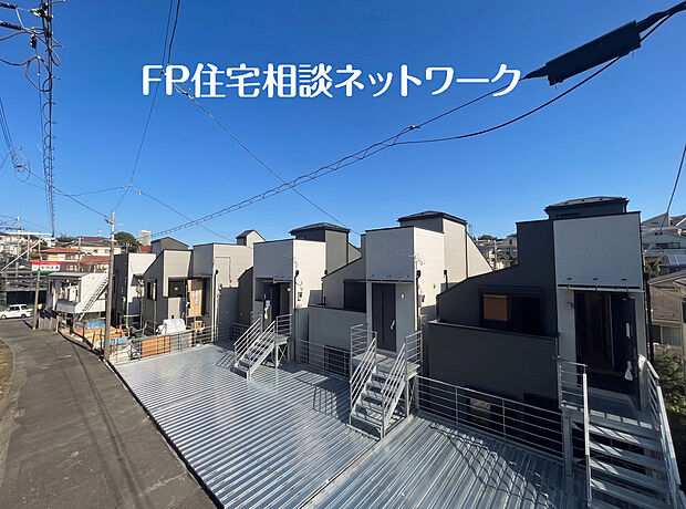 【「妙蓮寺」駅徒歩10分の住環境】第一種低層住居専用地域の良好な住環境が保たれたエリア。低層の一戸建てを中心とした街並みが整然と続きます。前面道路は幅4mの南西道路。幹線道路から入った通りのため、交通量も少なく、静かで安心。