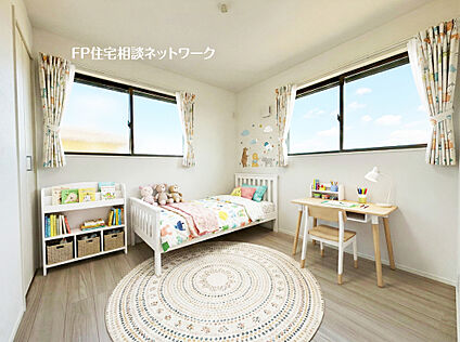 2面採光の明るい洋室