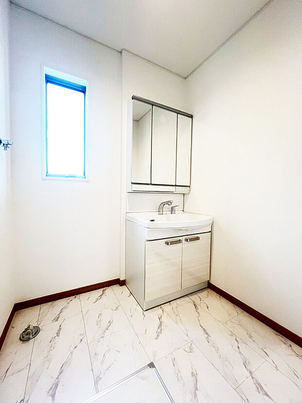 【シャワー付き洗面化粧台】蛇口を引き出せばノズルが伸びるので、洗顔、洗髪、掃除がしやすい。これで朝の身支度も快適スムーズに時間短縮できますね。朝から気分良く通勤通学に向かえそうです。