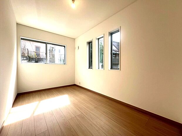 【2面採光・クローゼット付きの洋室】2面採光でお部屋の隅々まで明るい印象の居室。おひさまの光を、爽やかな風をたっぷりと取り込めます。居室内はいつも明るいので、毎日の生活も自然と明るくなりますね。