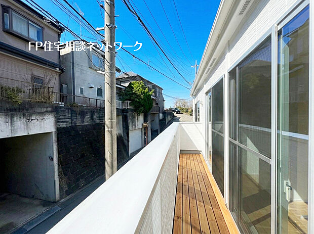 【2部屋に面したバルコニー】本画像はAIがCGでウッドデッキ作成しており、実際の現地にウッドデッキは設置されておりません。また、販売価格にウッドデッキ等は含まれておりません。